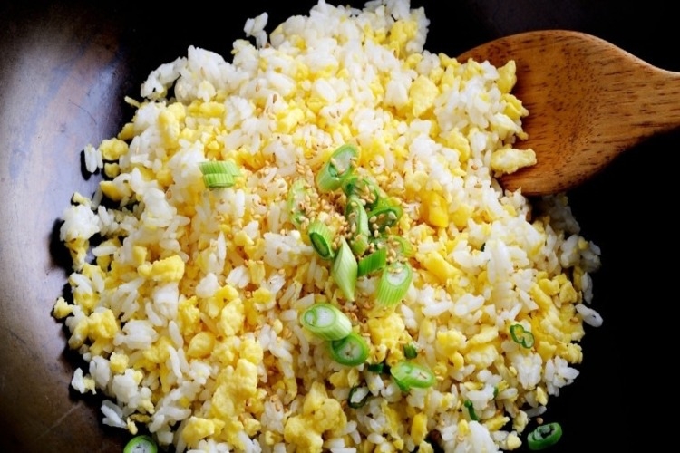 Vì sao nên rang cơm nguội? Mẹo tận dụng cơm thừa thành món ngon giòn thơm khó cưỡng