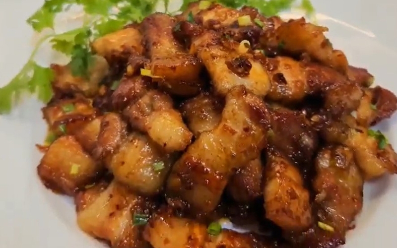 Vì sao thịt rang cháy cạnh lại cho hành (hình 11)