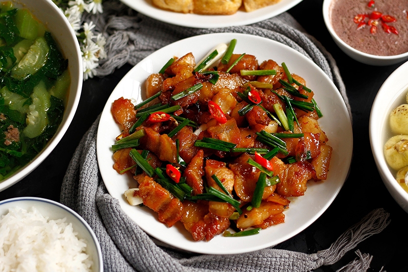 Vì sao thịt rang cháy cạnh lại cho hành (hình 1)