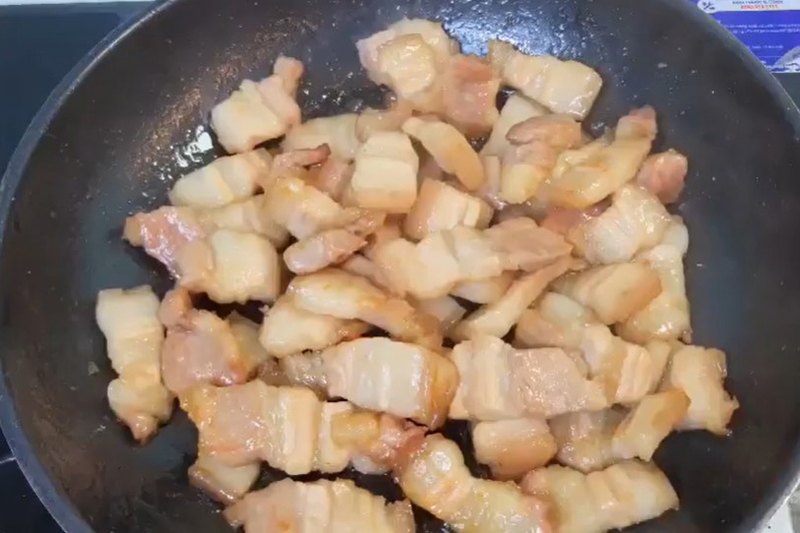 Vì sao thịt rang cháy cạnh lại cho hành (hình 3)