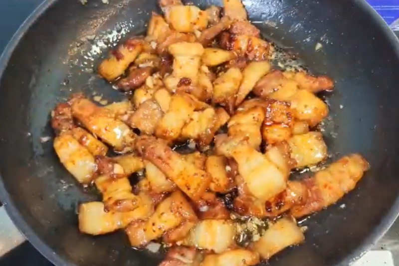 Vì sao thịt rang cháy cạnh lại cho hành (hình 4)