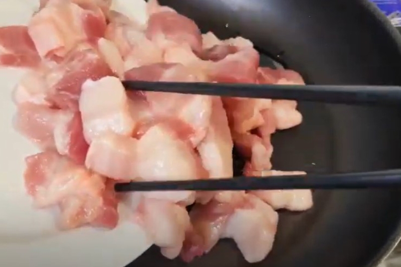 Vì sao thịt rang cháy cạnh lại cho hành (hình 9)