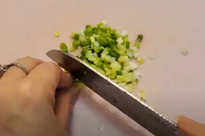 Vì sao thịt rang cháy cạnh lại cho hành (hình 7)