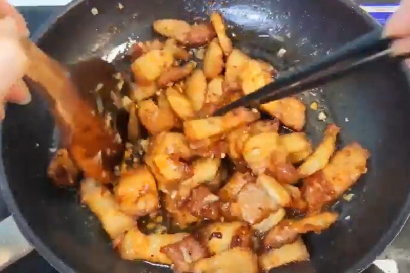 Vì sao thịt rang cháy cạnh lại cho hành (hình 10)