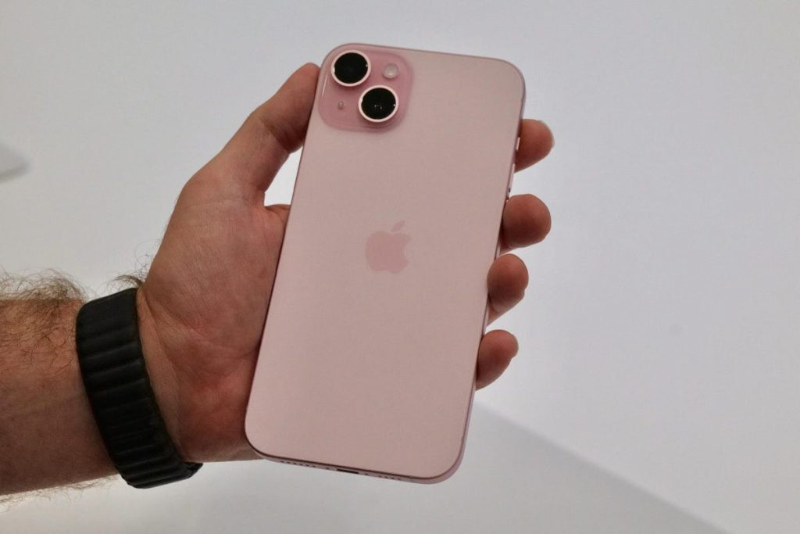 Viền camera iPhone 15 bị xước - hình 2