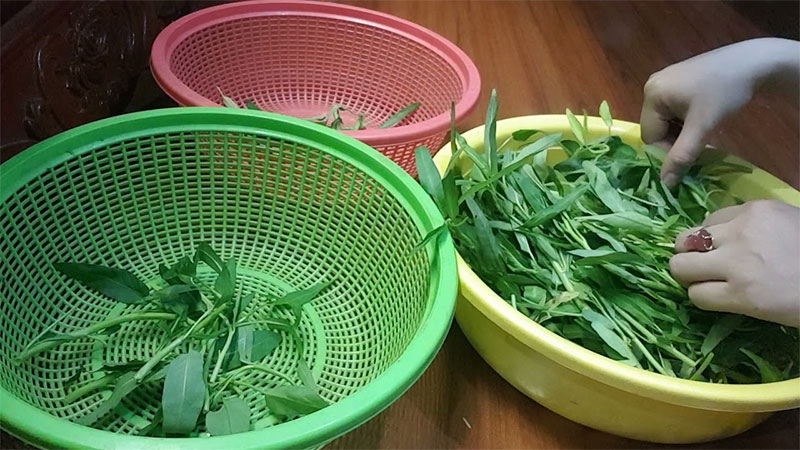 Xào rau muống bằng chảo chống dính hình 1
