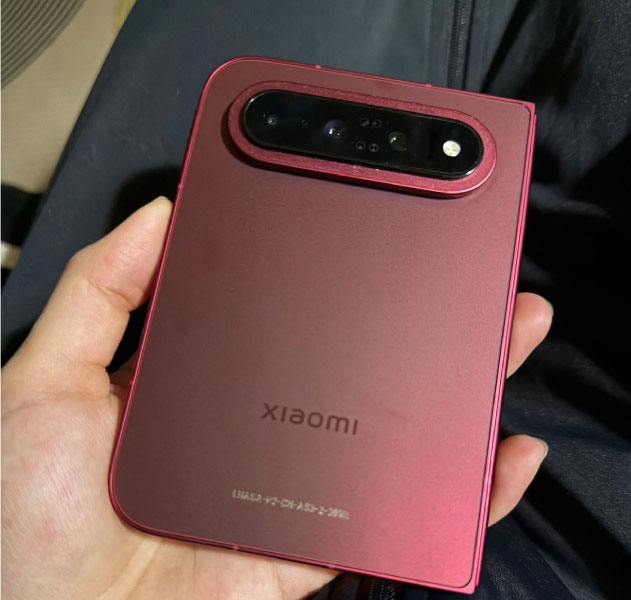 Mặt lưng Xiaomi 18 Fold nổi bật với cụm ba camera kéo dài theo chiều ngang.
