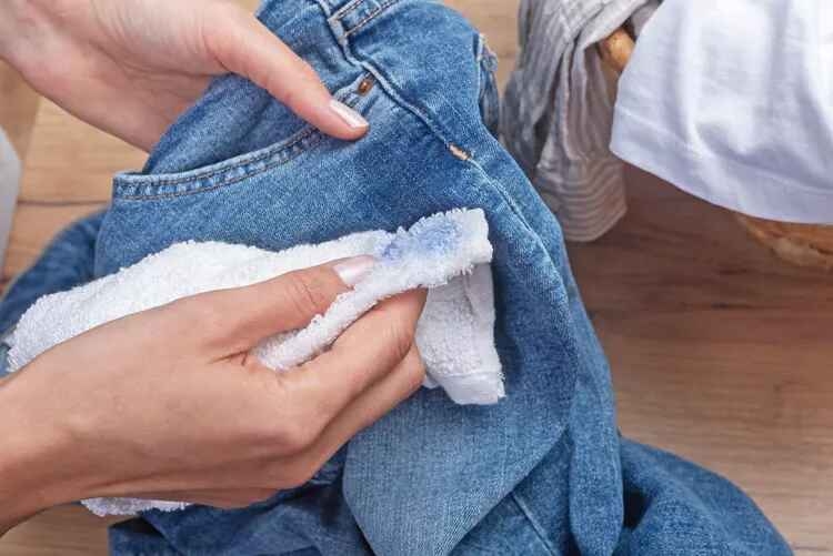 Dùng khăn hoặc bông gòn