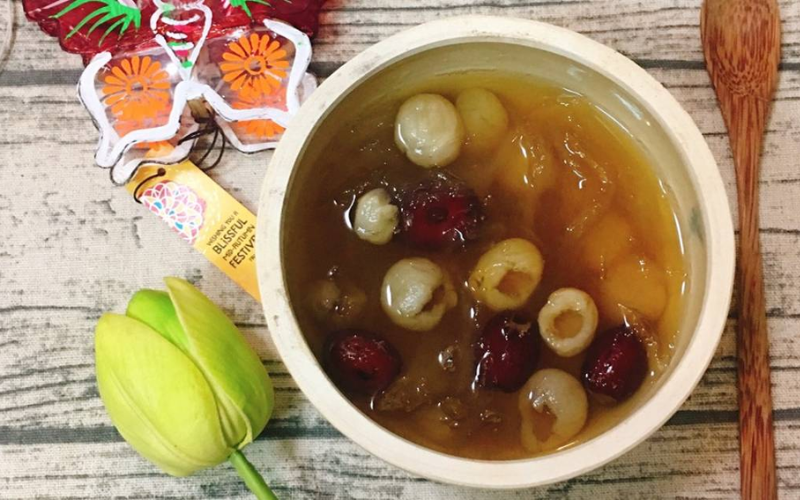 Hoàn thành món yến chưng táo đỏ nhãn nhục thơm ngon