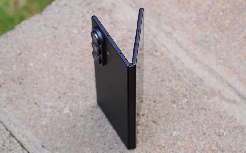 So sánh Z Fold 8 Ultra và Z Fold 5 về thiết kế